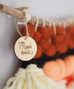 yuvarlak ahsap hand made yazili ahsap etiket dugme 2